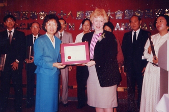 譚太獲加拿大總理 Kim Campbell 頒發傑出義工獎