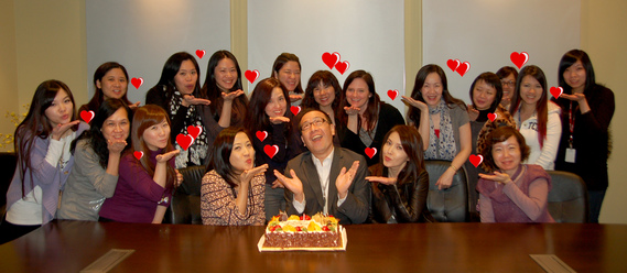 笑說今年只有 24 歲的加拿大中文電台總裁李方，生日派對上女同事們隔空送上香吻，love is in the air！