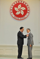 2011 年聲哥獲頒銀紫荊星章，表揚他在粵劇界的貢獻。