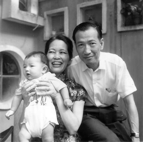 Michael 在廣州出生，最初由外婆照顧，六個月大時由祖父母帶到香港撫養，感情像父子多於爺孫。