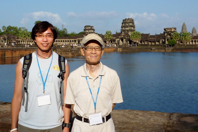 Michael 最近每年都會回中國探望父母，還經常帶兩老出外旅遊，這是 09 年在柬埔寨所拍。