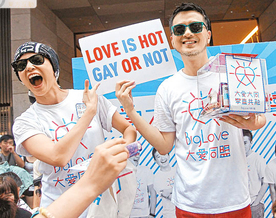 2013 年，黃耀明和何韻詩，聯同趙式芝和立法局議員何秀蘭，組成「大愛同盟」，為同性戀者爭取獲平等對待的機會。