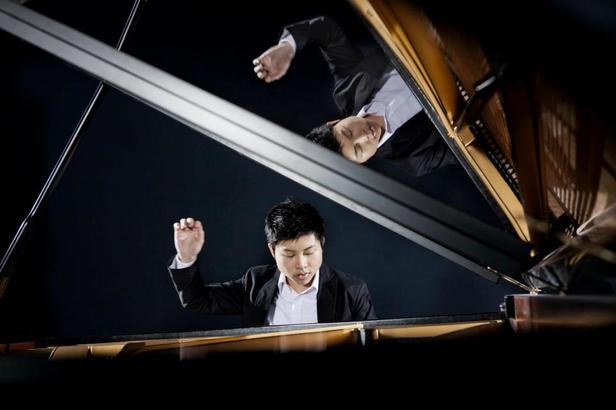 Avan 余沛霖生於香港，9 歲移民加拿大，17 歲成為加拿大蕭邦比賽最年輕的得獎者，之後更贏得澳洲悉尼國際鋼琴大賽的冠軍，在古典音樂界聲名鵲起。