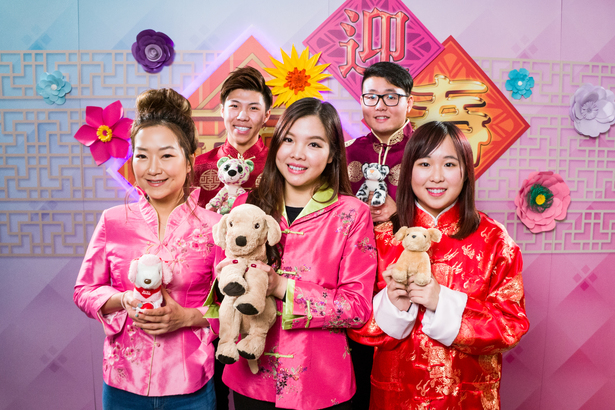 加拿大中文電台粵語節目部主持祝大家「狗年吉祥，事事興旺」！左起：謝瑩瑩、阿 Will、陳瑩、阿博、Zita。