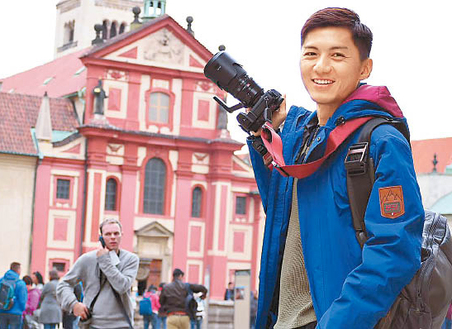 在即將上演的 TVB 重頭劇《再創世紀》中，袁偉豪擔演其中一角，早前有機會到布拉格拍外景，酷愛攝影的他，沿途還替楊怡和羅仲謙拍攝甜蜜照片。