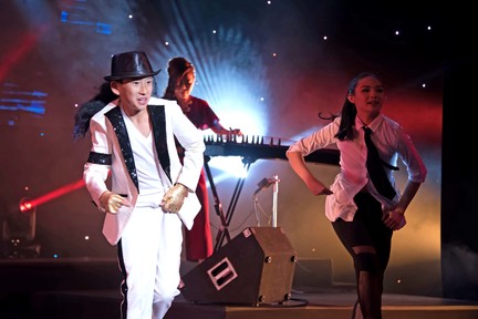當李燕華和梁敍甜的「中西弦樂跨世代」演繹 Michael Jackson 的《Beat It》時，2015 年Little Sunshine 的「才藝大獎」得主 Eric Sun 上台來一段 moonwalk dance，令現場觀眾歡呼狂叫！