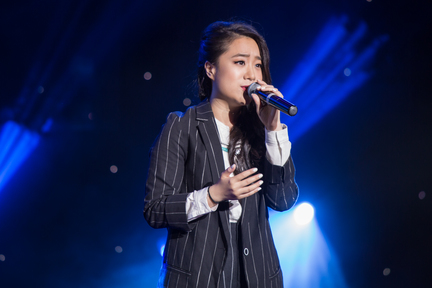 演繹冠軍歌曲 #4《比我還愛你》的是 2015 年「SQSC 聲動溫哥華歌唱大賽」的參賽者 Angel 黃箴祺，曲和詞固然好，Angel 天籟之聲的演繹亦功不可沒。