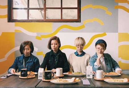 「雞蛋蒸肉餅」由 4 位女孩子組成：（左起）貝斯手 Wing、鼓手 Heihei、結他手 Soni 和主音  Soft。樂隊的名稱叫「雞蛋蒸肉餅」，是因為最初樂隊組成時，成員們想找一個易記兼有香港特色的名字，所以改了「雞蛋蒸肉餅」，英文就叫 GDJYB。