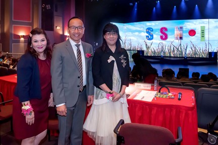 鐵三角評審陣容：（左起）AM1470 資深節目主持狄寶娜摩亞、新時代傳媒集團總裁李方、TVB 助理總經理（非戲劇製作）余詠珊。