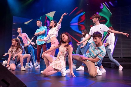 開場的青春歌舞，節拍強勁，再配上色彩繽紛的投影，凸顯現今年輕人的正能量。