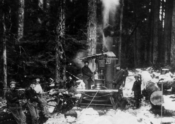 位於 Duncan 的 BC Forest Discovery Centre（BC 林木博物館），收藏了蒸氣拖拉機「Steam Donkey」的舊照（留意圖右的華工）。（Photo from BC Forest Discovery Centre)