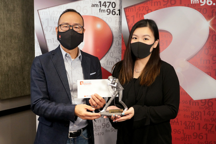 加拿大中文電台集團總裁李方（左）向 SQ2021 冠軍得主黃敏晴（右）頒發冠軍獎座及加幣 $5,000 獎金。