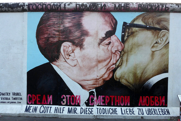 「East Side Gallery」最著名的圍牆壁畫之一，就是圖中嘲笑當年蘇聯與東德領袖的情深一吻。