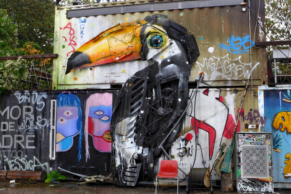 柏林市內的壁畫有借用廢棄物料來創作的。