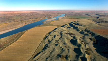 迂迴曲折的 South Saskatchewan River，肥沃農地跟崎嶇山丘成強烈對比。