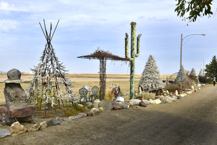 利用脱角叠成的展品，主題包括原住民帳篷、仙人掌和聖誕樹。