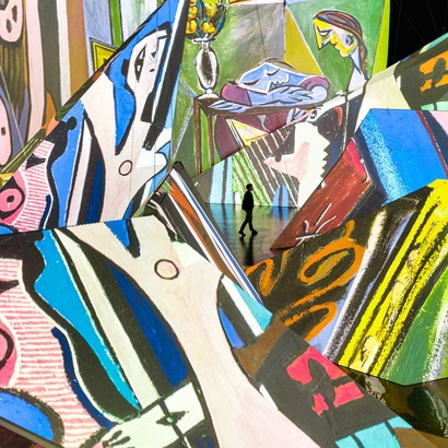 畫作被投射到 9 個巨大的折紙上，解構和重建了現代藝術大師畢加索的作品。