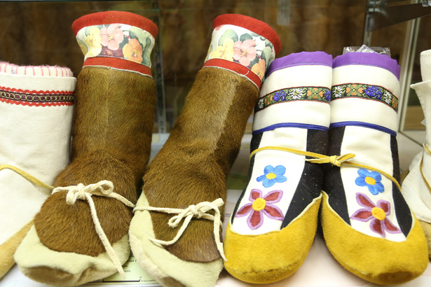 極光區原住民的毛靴保証温暖。