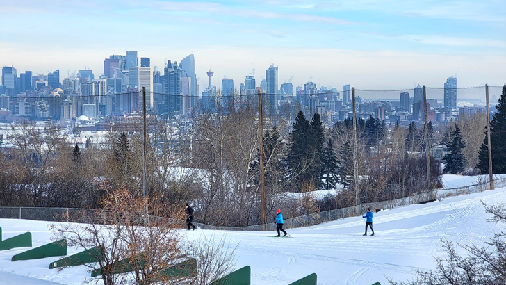 卡加利市內部份公園及高爾夫場，在冬天會變成越野滑雪及雪鞋活動場地。