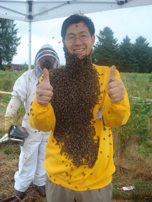 超過一千隻蜜蜂倚偎在林博士的身上，形成活生生的蜜蜂鬍子。