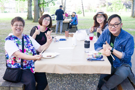 加拿大中文電台台長李偉仁（前右）、盧業瑂（前左）、阿愷（後右）和 Janice（後左）不約而同 thumbs up，大讚食物有水準！