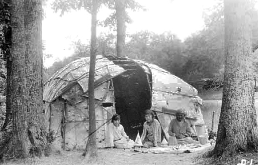 東北部原住民的棚屋，基本上是帳篷之一種。(Photo from Minnesota State Archives)