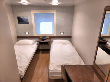 船上有 35 間設備齊全的雙人客房。