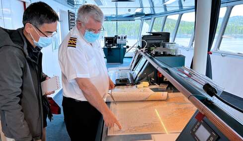 有 32 年經驗的船長 John Fraser，對卑詩沿岸海峽航道瞭如指掌。