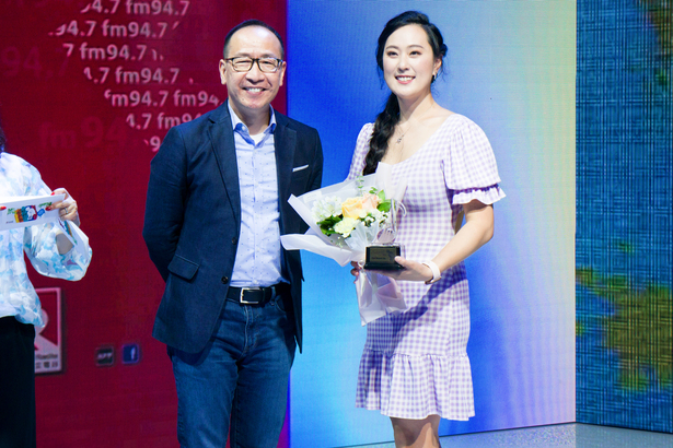 季軍是溫哥華的 #8 Wendy 鄭力婷，贏得獎金 $2,000，頒獎嘉賓為加拿大中文電台集團總裁李方。