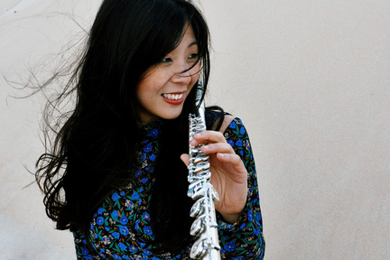 來自溫哥華的華裔長笛演奏家王立娜 Lara Wong，十年前由於熱愛佛朗明哥音樂，毅然前往西班牙學習，在 2021 年 8 月得到 Cante de las Minas 音樂節佛朗明哥樂器演奏家大獎，成為 60 年來首次獲得該大獎的非西班牙裔外國人。