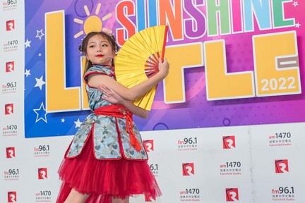 季軍及「網上至 LIKE 大獎」得主 Athena 麥迪斐把中國扇舞配以現代樂曲，邊唱邊跳，舞台感十足。