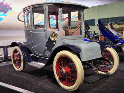 這款 10 匹馬力的 1915 年美國 Detroit Electric 電動車，曾生産長達 33 年。
