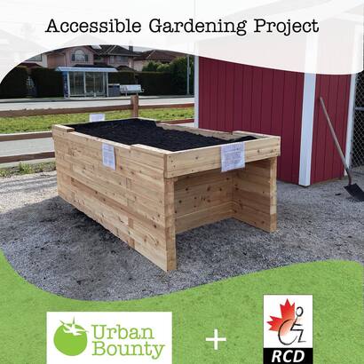 列市第一個 accessible planter table（無障礙栽種高台），兩邊的設計讓坐輪椅的朋友可以更貼近高台，伸手就能照顧花草。