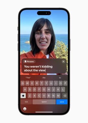 使用者透過「Live Speech」功能，將可以透過打字寫下他們想要說的話，並讓裝置在電話或 FaceTime 通話，以及現場對話進行期間朗誦這些文字。 (Photo by Apple)