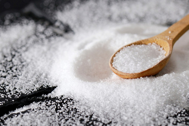 砂糖結塊因為乾燥，那麼鹽結塊也是因為乾燥嗎？原來與砂糖相反，鹽結塊是受潮所致，因此只需抽出當中的水分便能將鹽變回粒粒分明。