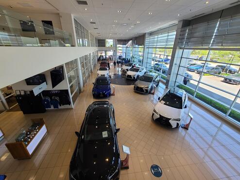 新車展示區有多款 Lexus 人氣之選，而這裡也有最充足的新車存貨。