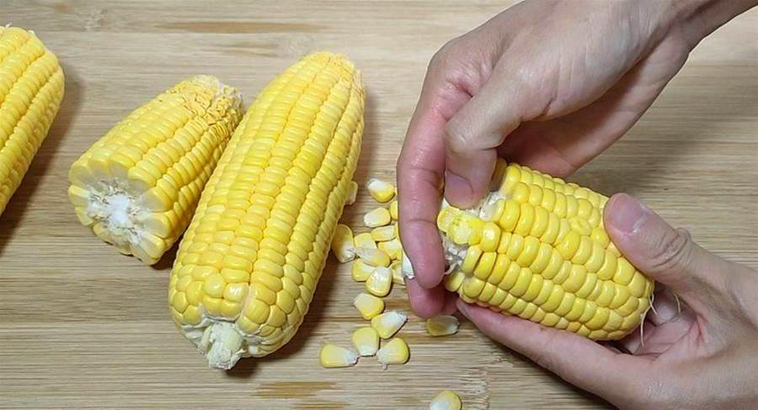 想把玉米從梗中剝下來，大家是否如圖所示，繞著外圍一粒一粒的剝呢？但這個方法會花上很多時間。