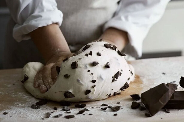 GODIVA 全球首間麵包店一口氣新上市 28 款麵包，將富含可可香氣的巧克力奶油與麵團結合在一起，打造出多款結合巧克力的特色麵包，而麵包售價從加幣 $2 至 $7 都有，真的很值得前去品嚐一番！(Photo by GODIVA Bakery)