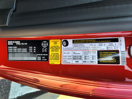 車廠建議的輪呔尺碼及充壓度，通常貼於左前門（司機位置）的門檻上。