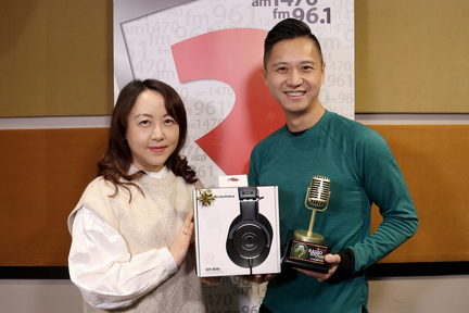 評審盧玉鳳（左）頒發金咪獎座予粵語 Radio Idol 冠軍 Justin（右）。