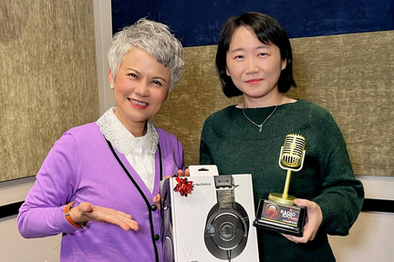 評審邵蔚華（左）恭喜艾琳（右）成為新一屆的國語 Radio Idol 冠軍。