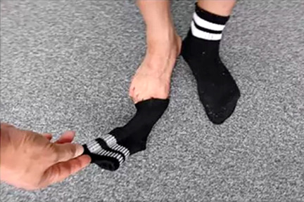 脫襪子時，從上面開始反開再脫，就可以讓襪子的裡外翻轉過來。(Photo from 日本警視廳警備部災害對策課 X)