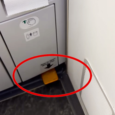 descriptionSecret feature in airplane bathroom 飛機廁所的「神秘機關」0