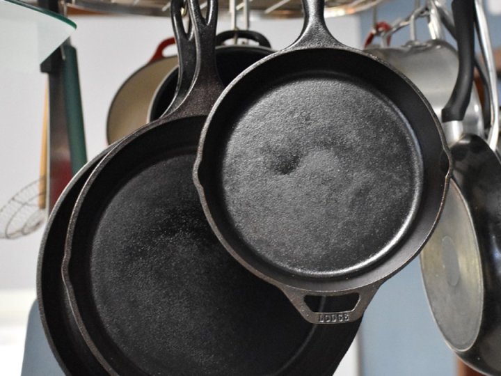 Cast Iron Pan 烹調這 4 種食物時 千萬別用生鐵鑄鐵鍋 