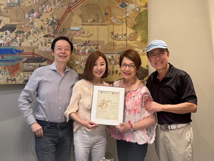 新時代集團主席馮永發博士伉儷頒發《26年長期服務獎狀》予車淑梅小姐,丈夫張文新先生陪同接受1756432188 新時代集團主席馮永發博士伉儷頒發《26年長期服務獎狀》予車淑梅小姐,丈夫張文新先生陪同接受