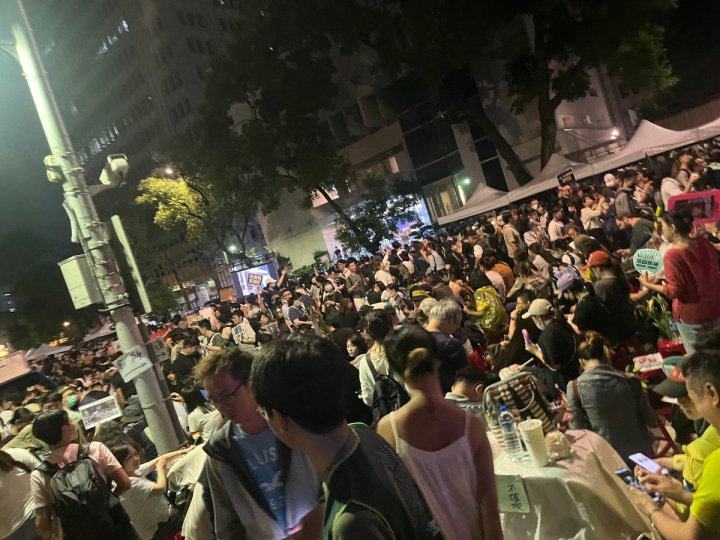 10萬人包圍台灣立法院 抗議國會改革法案