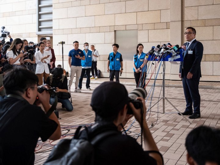 警方國安處人員早上到香港民意研究所主席及行政總裁鍾庭耀住所調查一宗涉及協助在逃人士的案件