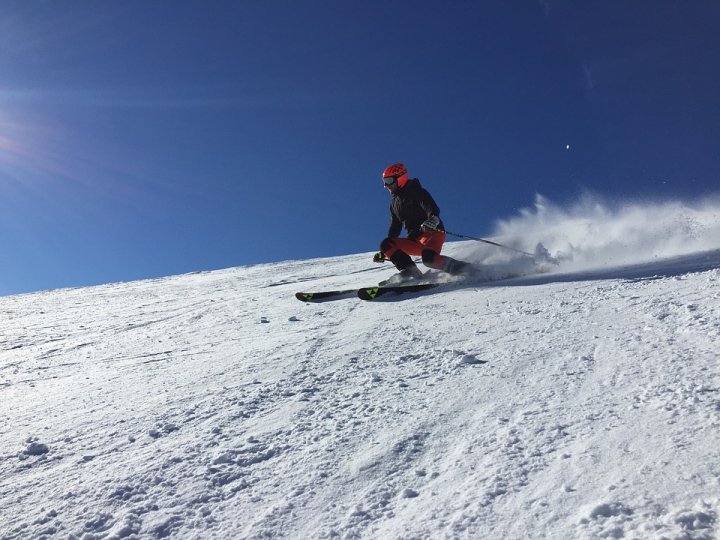 北岸山區最終出現積雪大溫地區喜愛滑雪及滑雪板的民眾可望雪上活動季節提早到臨