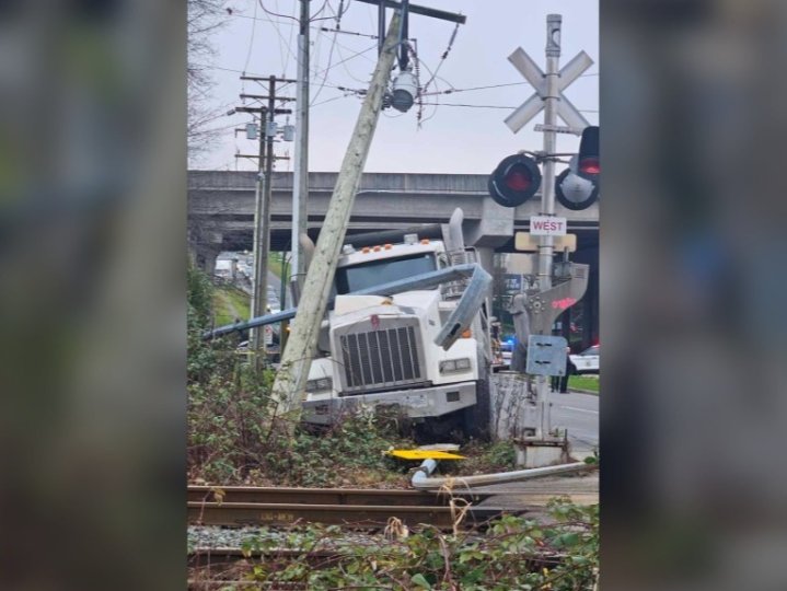 本拿比有泥頭車今日撞向電線桿 現場交通阻塞數小時