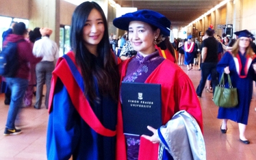 博士畢業的媽媽今年六月和 Jennie 同時舉行畢業禮